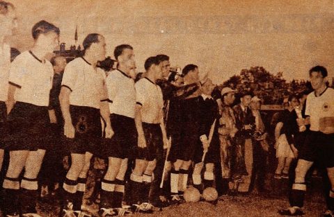 Сборная ФРГ с Кубком Жюля Риме (журнал «Estadio», 1954)