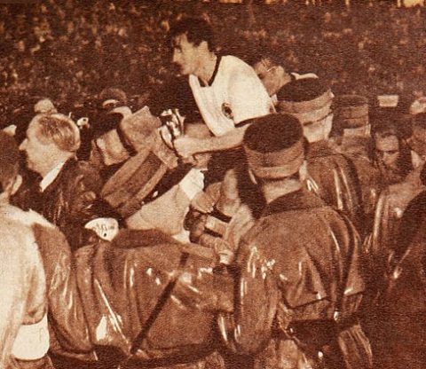 Сборная ФРГ с Кубком Жюля Риме (журнал «Estadio», 1954)